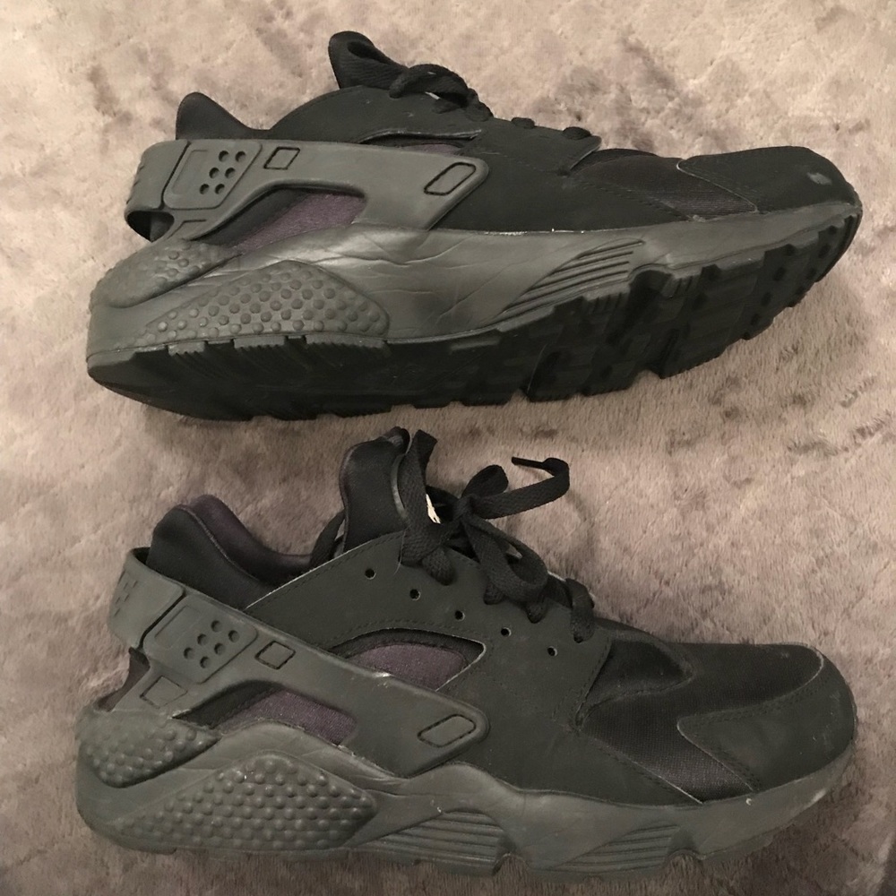 woman’s black huaraches